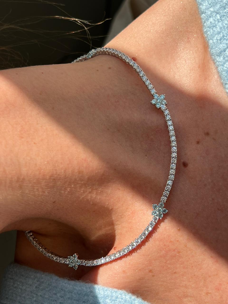 Riviera Com Zircônia Cristal e Flor Água-marinha (Fecho Joia) em Banho de Ródio Branco