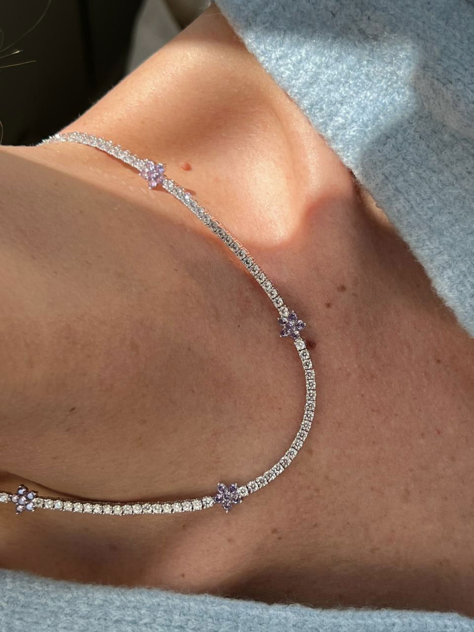 Riviera com Zircônia Cristal e Flor Lilás (Fecho Joia) em Banho de Ródio Branco