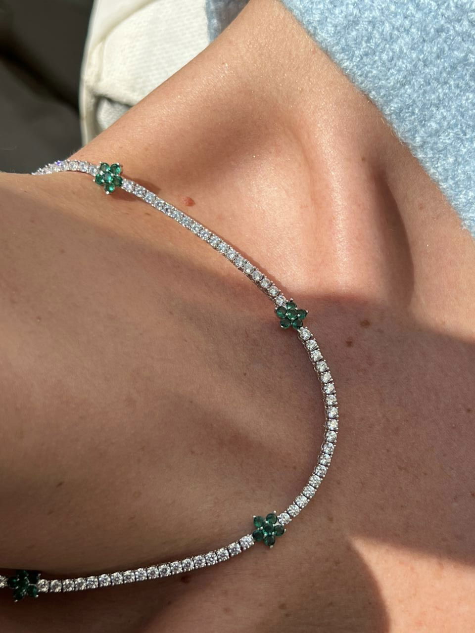 Riviera com Zircônia Cristal e Flor Verde Esmeralda (Fecho Joia) em Banho de Ródio Branco