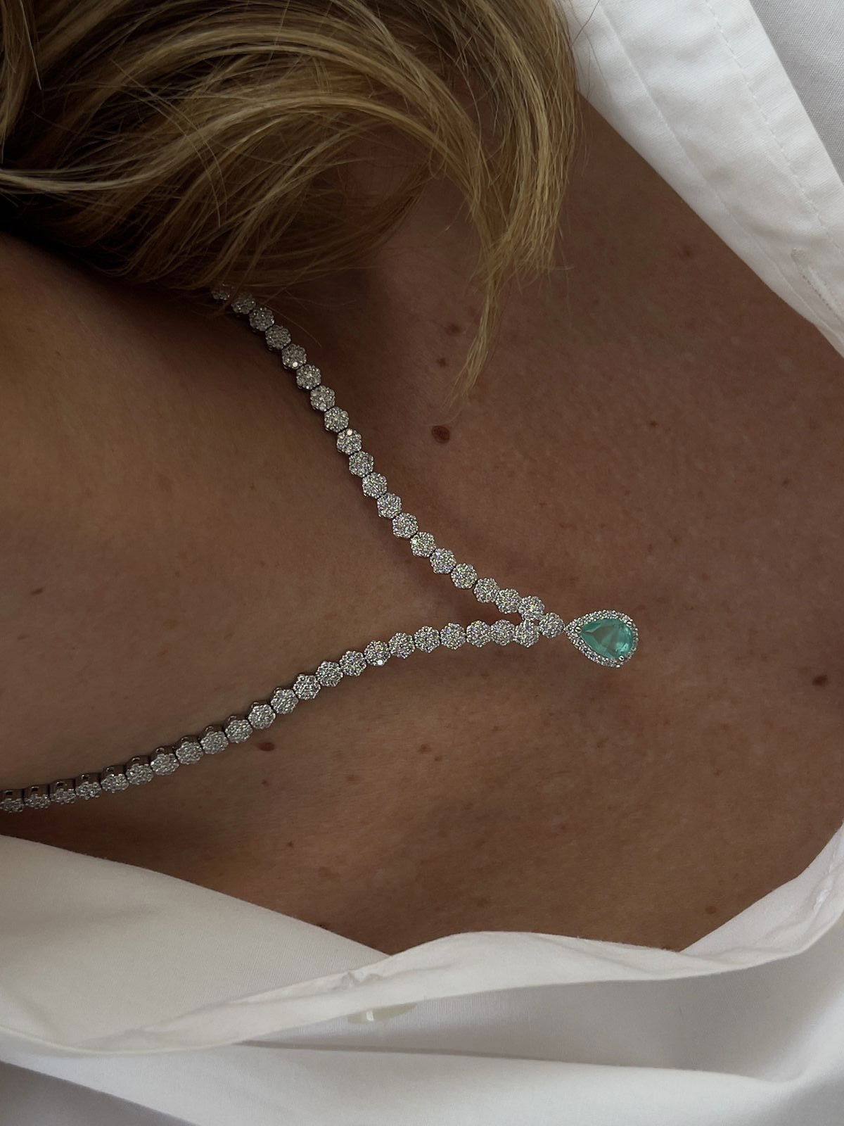 Riviera com Zircônia Cristal e Gota Fusion Esmeralda Colombiana (Fecho Joia) em Banho de Ródio Branco