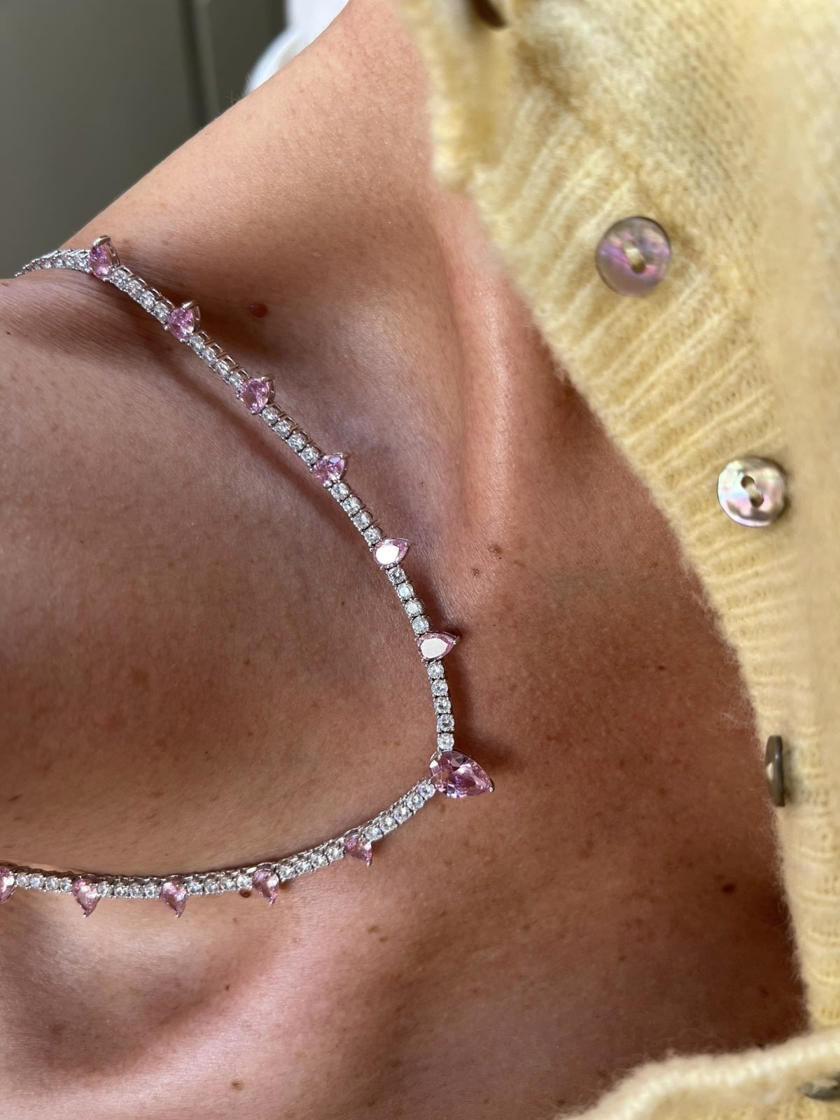 Riviera com Zircônia Cristal e Gota Rosa Claro (Fecho Joia) em Banho de Ródio Branco