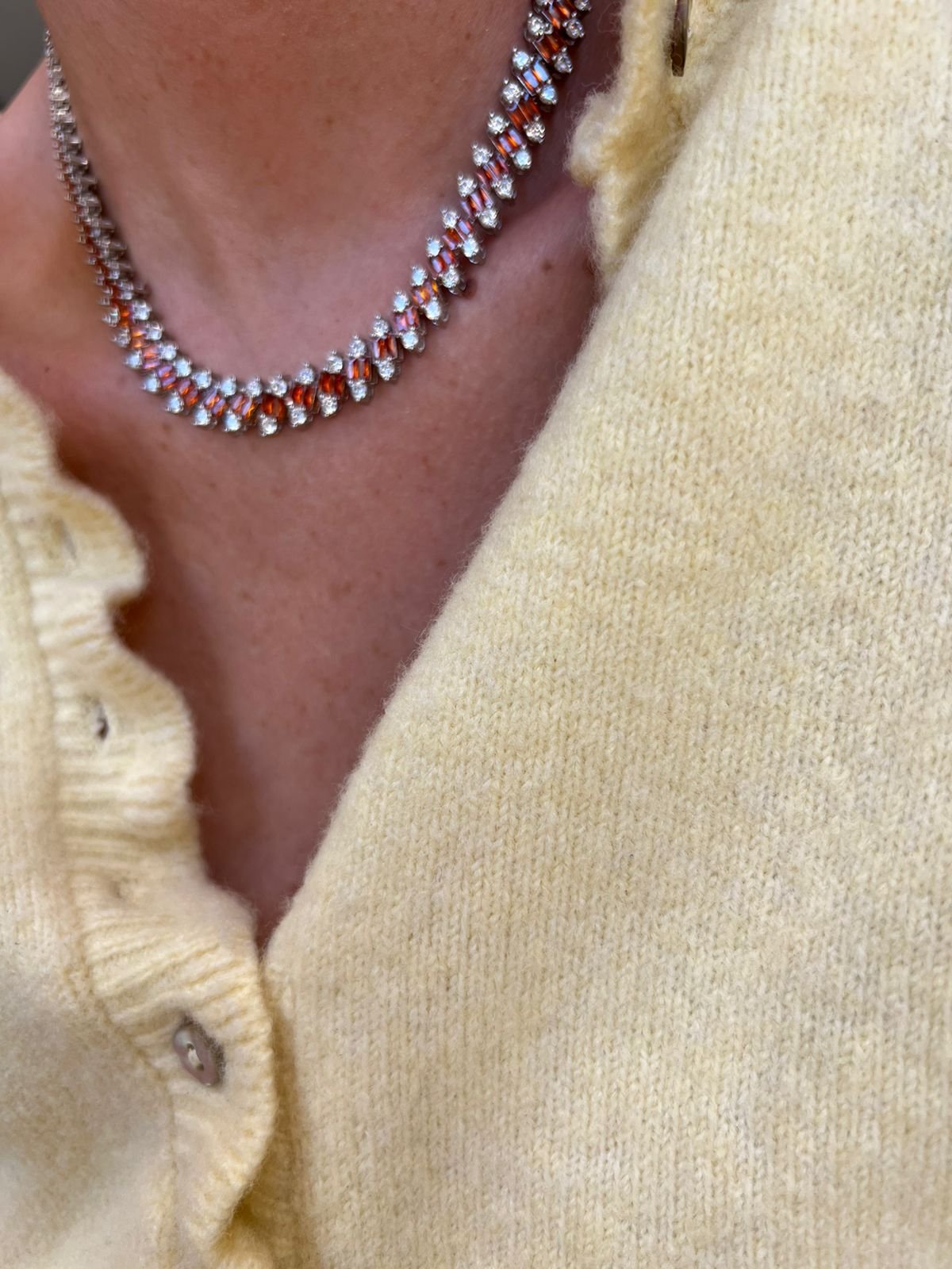 Riviera com Zircônia Cristal e Aperol (Fecho Joia) em Banho de Ródio Branco