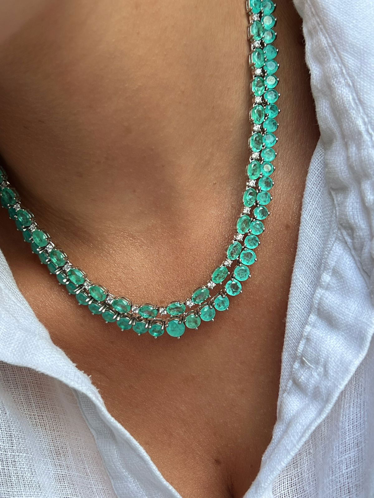 Riviera com Zircônia Cristal e Oval Fusion Esmeralda Colômbia (Fecho Joia) em Banho de Ródio Branco