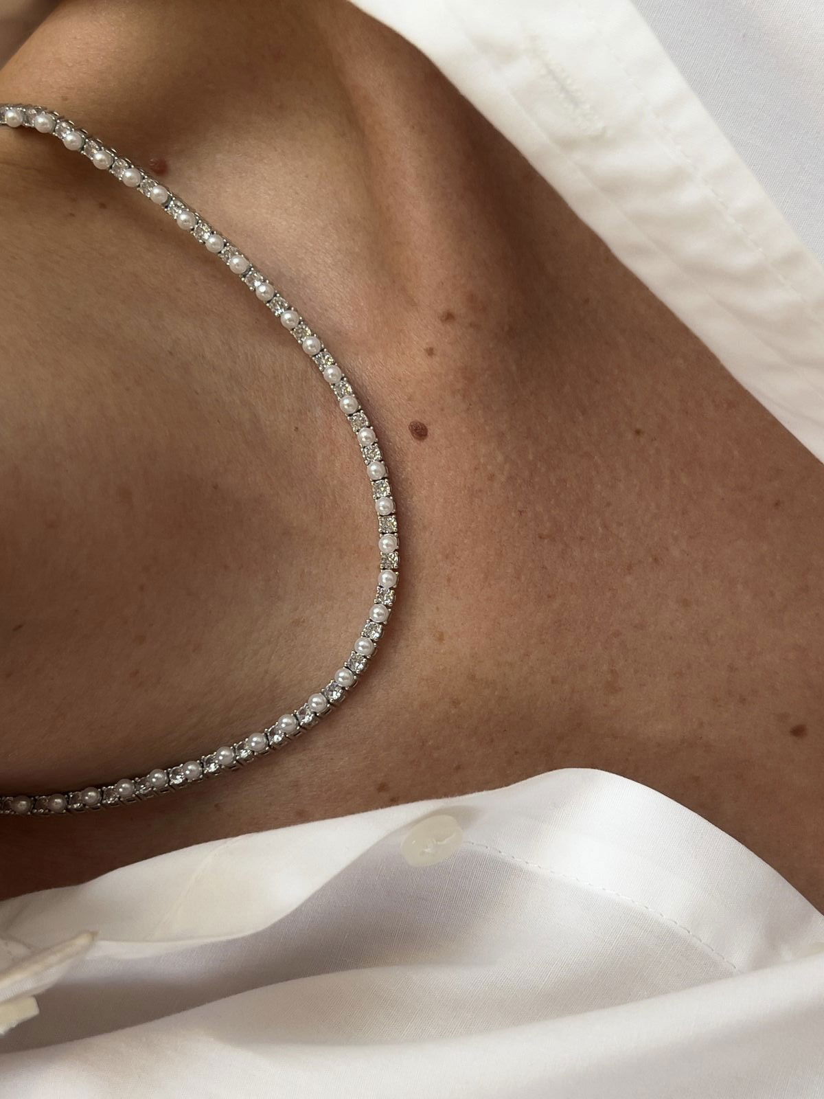 Riviera com Zircônia Cristal e Pérola (Fecho Joia) em Banho de Ródio Branco