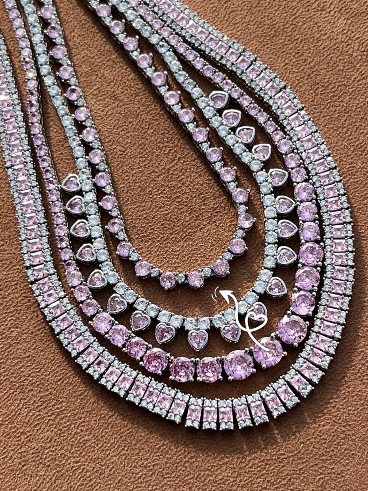 Riviera com Zircônia Cristal e Rosa Claro ( Fecho Joia ) em Banho de Ródio Branco