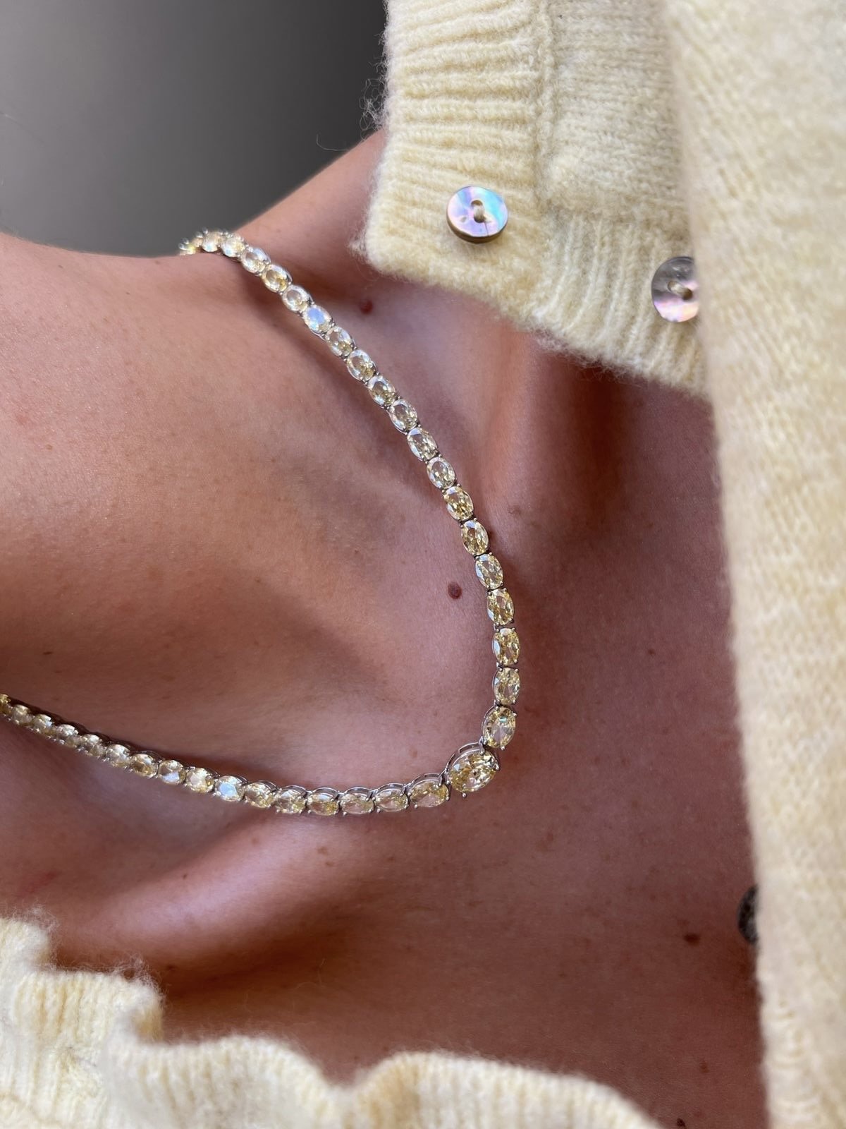 Riviera com Zircônia Oval Citrino ( Fecho Joia ) em Banho de Ródio Branco