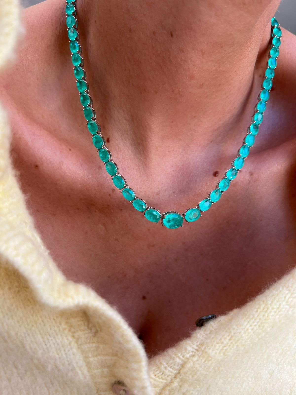 Riviera com Zircônia Oval Fusion Esmeralda Colombiana ( Fecho Joia ) em Banho de Ródio Branco