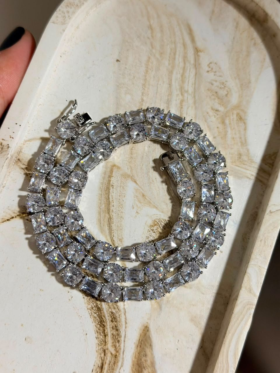 Riviera com Zircônia Redonda e Baguete Fecho Joia) em Banho de Ródio Branco