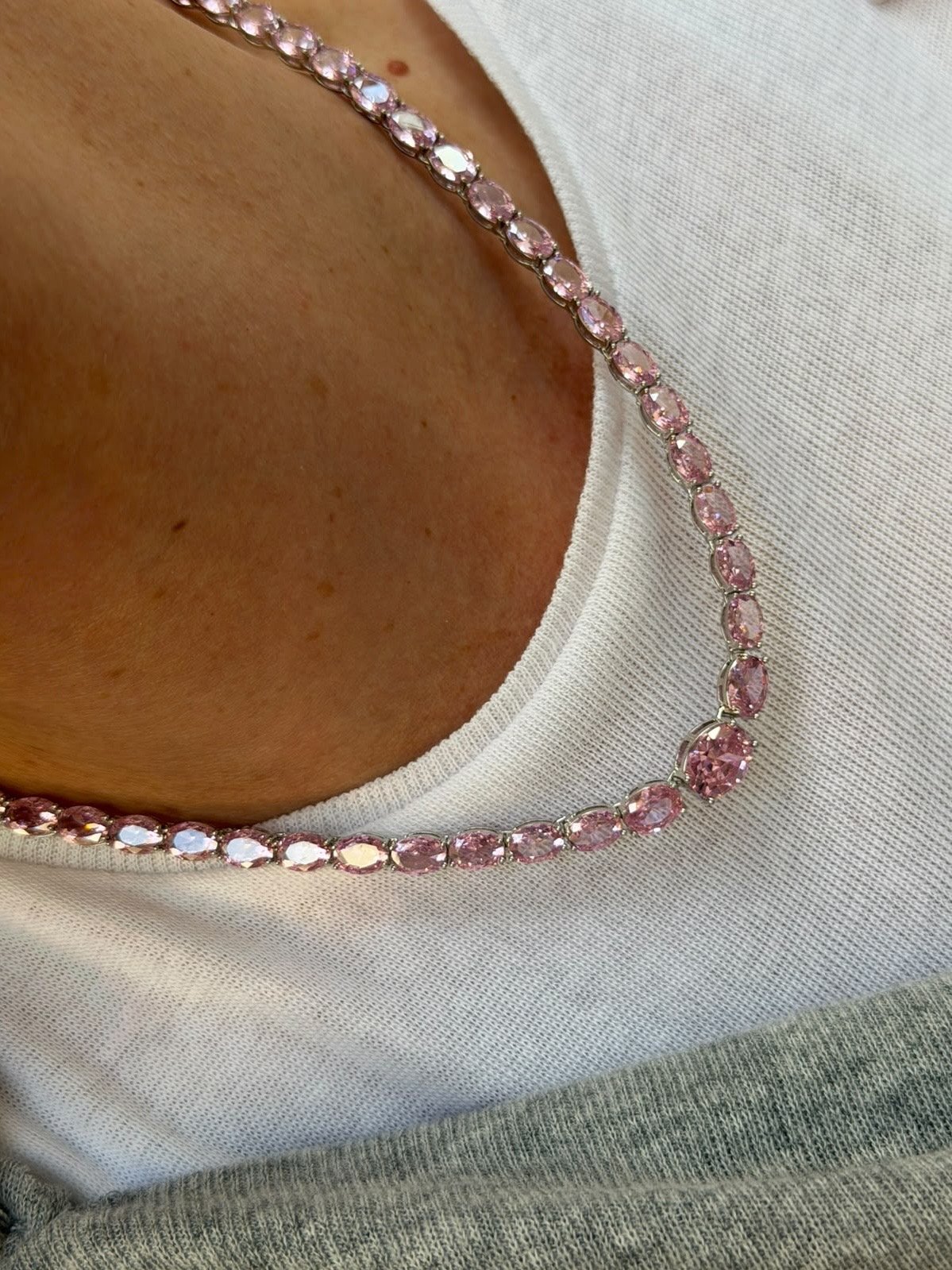 Riviera com Zircônia Rosa Claro (Fecho joia) em Banho de Ródio Branco