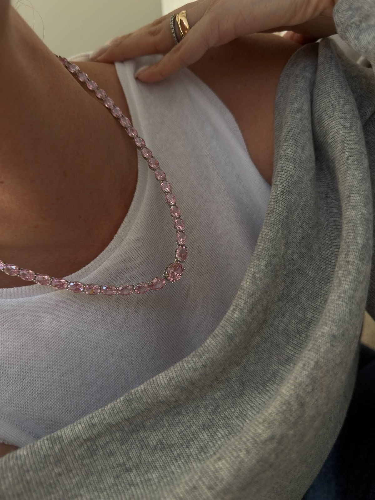 Riviera com Zircônia Rosa Claro (Fecho joia) em Banho de Ródio Branco