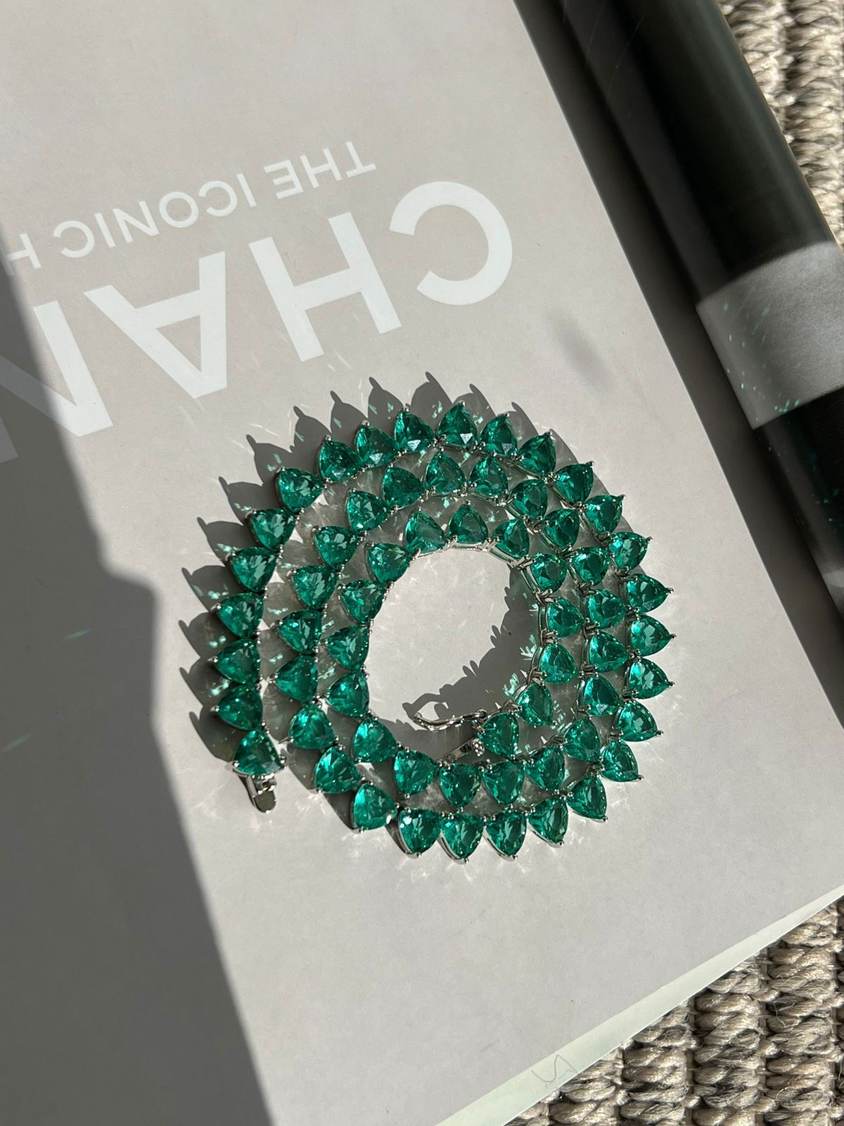 Riviera com Zircônia Triângulo com Cantos Arrendondado (Fecho Joia) em Banho de Ródio Branco