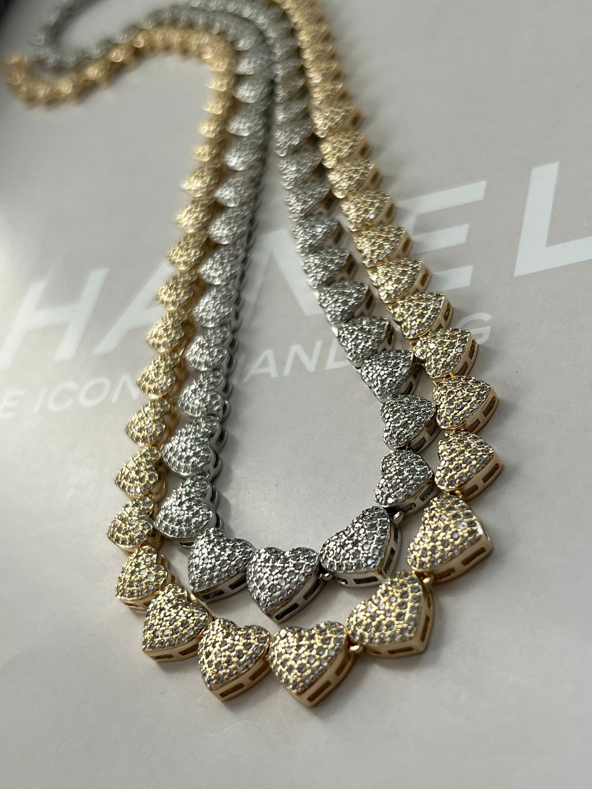 Riviera Corações Degrede com Micro Zircônia Cristal (Fecho Joia) em Banho de Ródio Branco