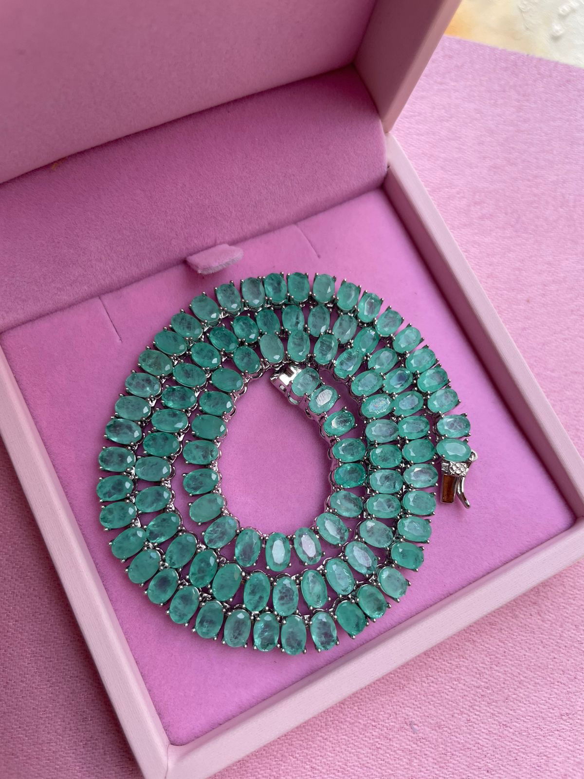 Riviera Fusion Esmeralda Colombiana Oval (Fecho Joia) em Banho de Ródio Branco