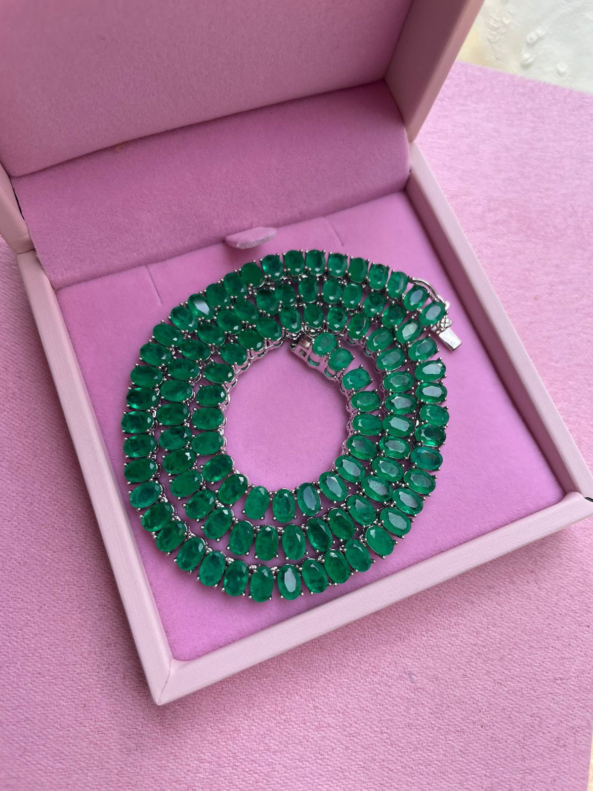 Riviera Fusion Verde Esmeralda Oval (Fecho Joia) em Banho de Ródio Branco