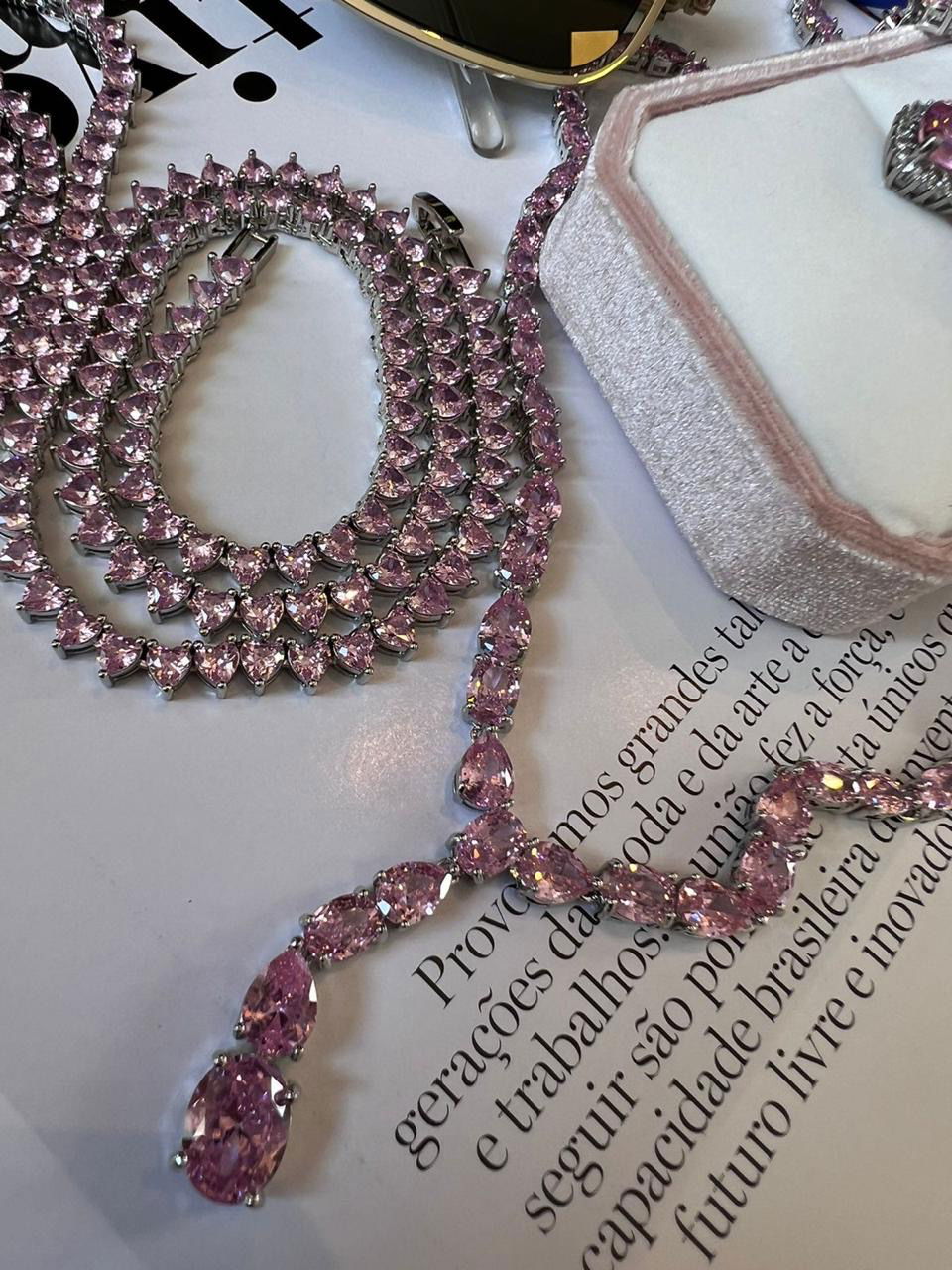 Riviera Gravata com Zircônia Rosa Claro (Fecho Joia) em Banho de Ródio Branco