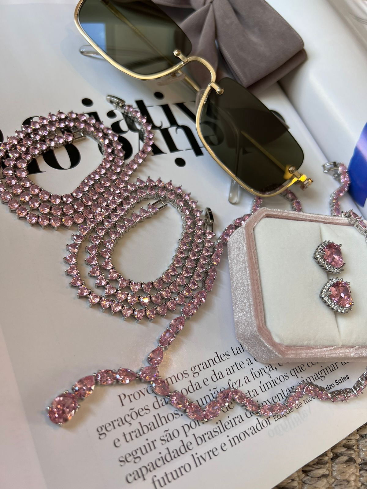 Riviera Gravata com Zircônia Rosa Claro (Fecho Joia) em Banho de Ródio Branco