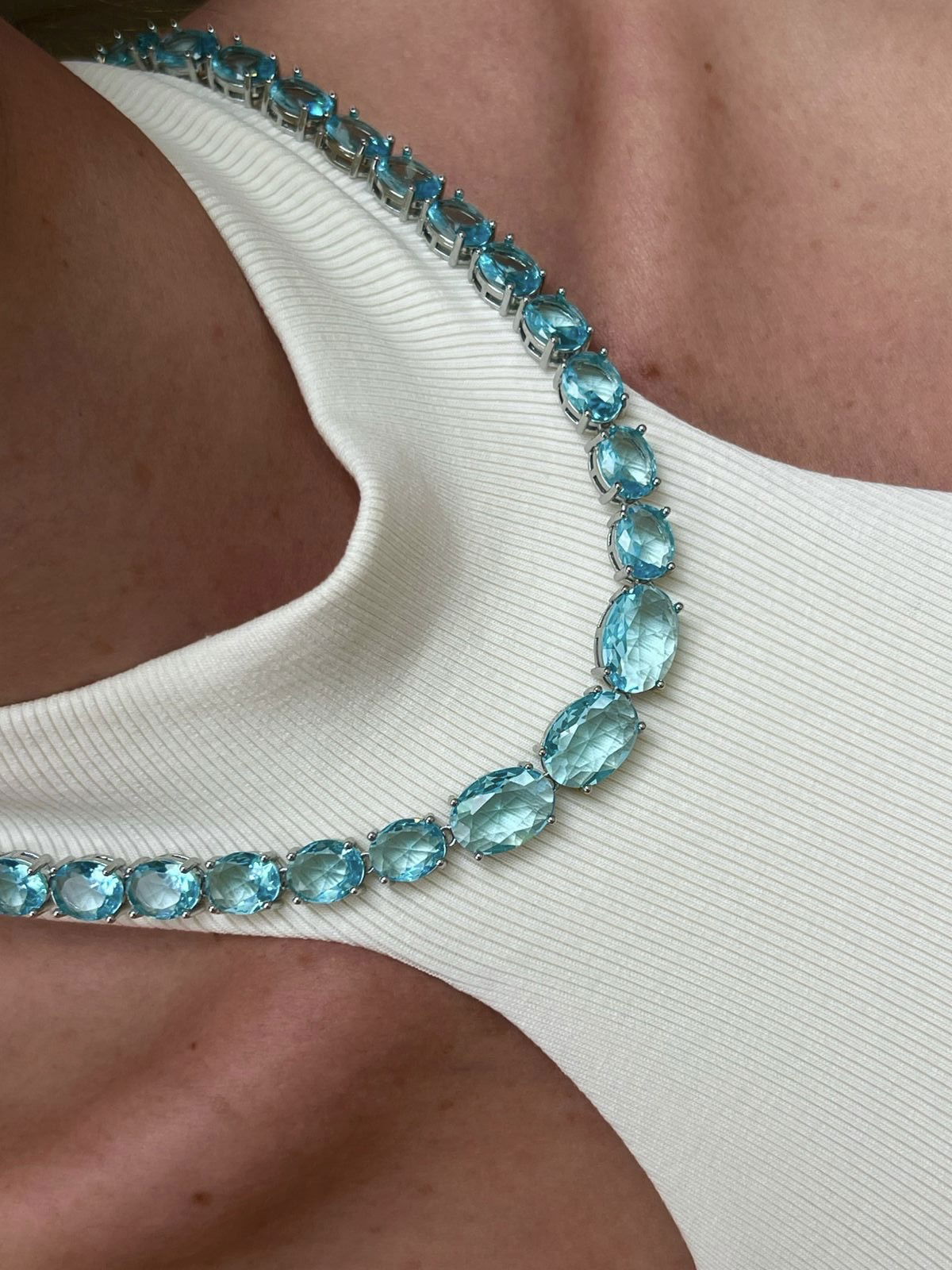 Riviera Oval Zircônia Azul Claro (Fecho Joia) em Banho de Ródio Branco