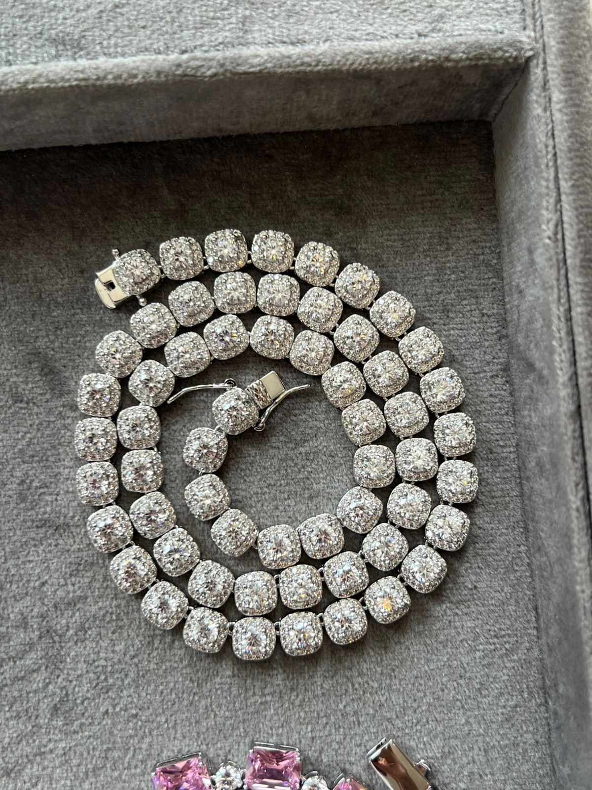 Riviera Pavê Quadradinho Zircônia Cristal (Fecho Joia) Banho de Ródio Branco