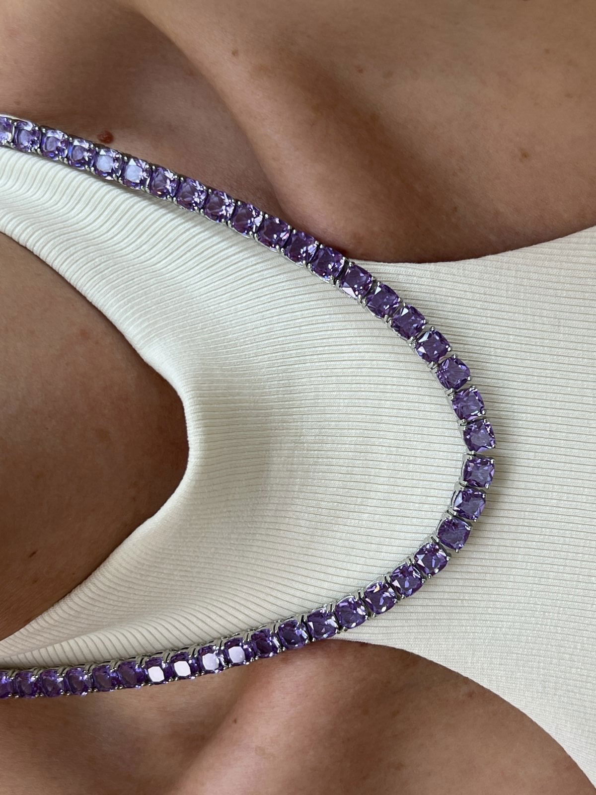 Riviera Quadrada Zircônia Violeta (Fecho Joia) em Banho de Ródio Branco