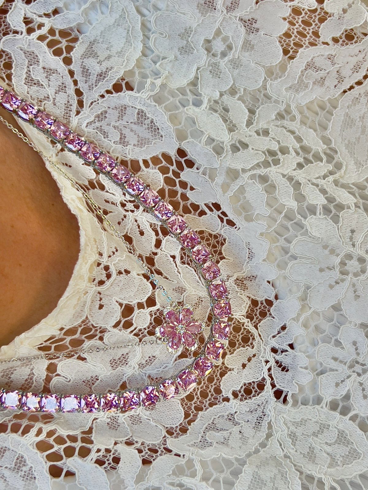 Riviera Quadrada Zircônia Rosa Claro (Fecho Joia) e Banho de Ródio Branco